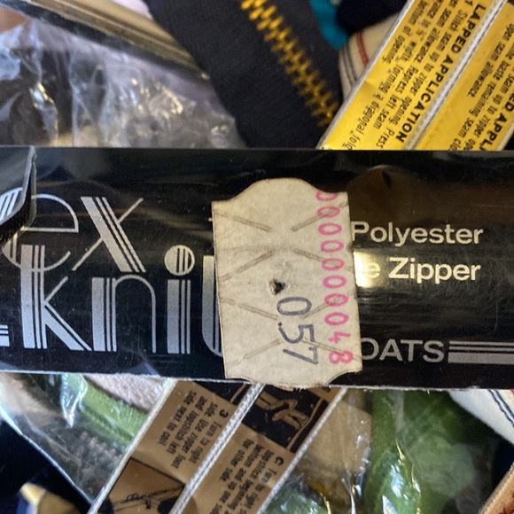 Bin of zippers - Picture 6 of 6